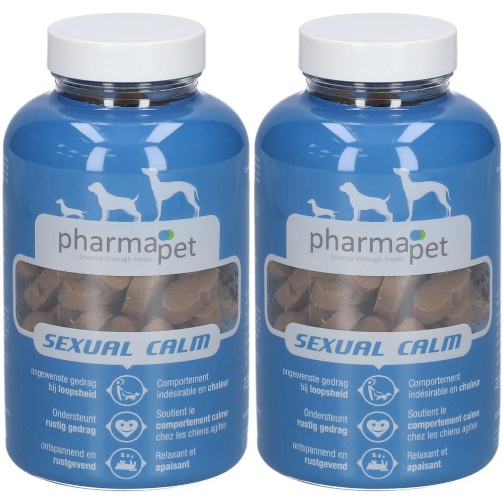 Deux flacons bleus avec couvercles blancs. Produit visible : friandises marron. Inscription : Pharma Pet, Sexual Calm.