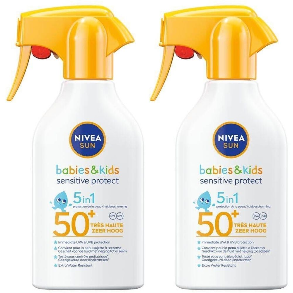 Twee witte spuitflessen met gele spuitkoppen. Opschrift: Nivea Sun Babies & Kids Sensitive Protect 5 in 1 SPF50+. Zeer hoge bescherming.