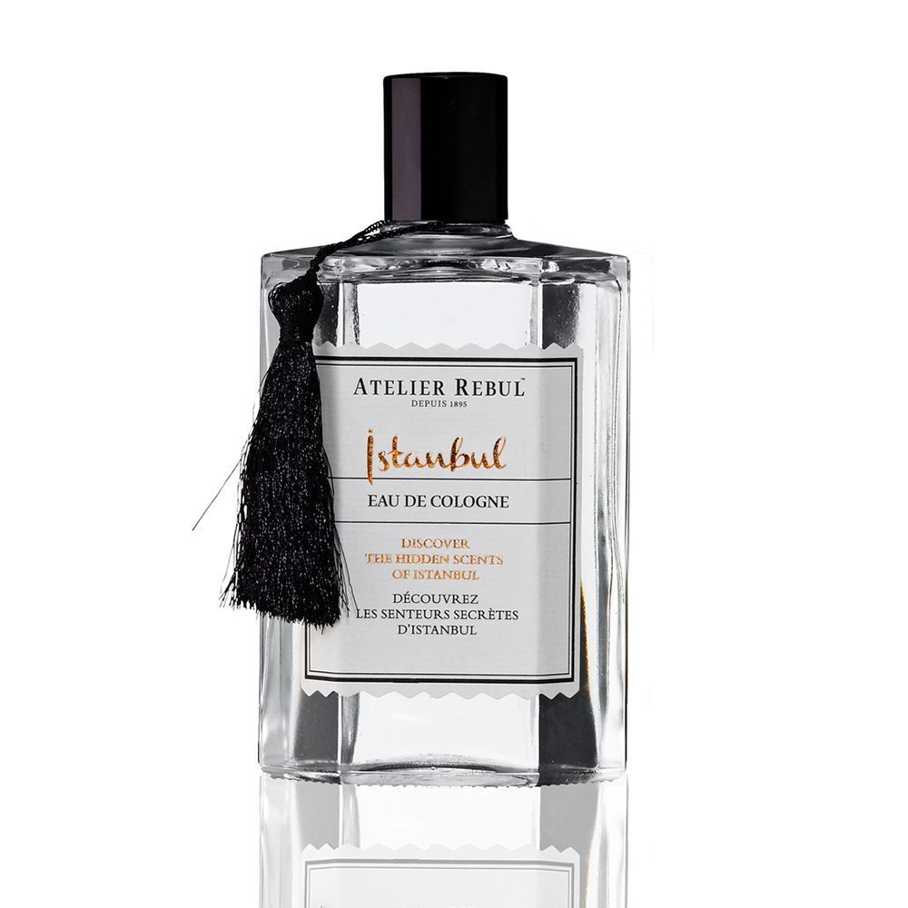 ATELIER REBUL Istanbul Eau de Cologne flacon. Rechthoekige vorm, zwarte dop, kwast. Opschrift: Istanbul Eau de Cologne.