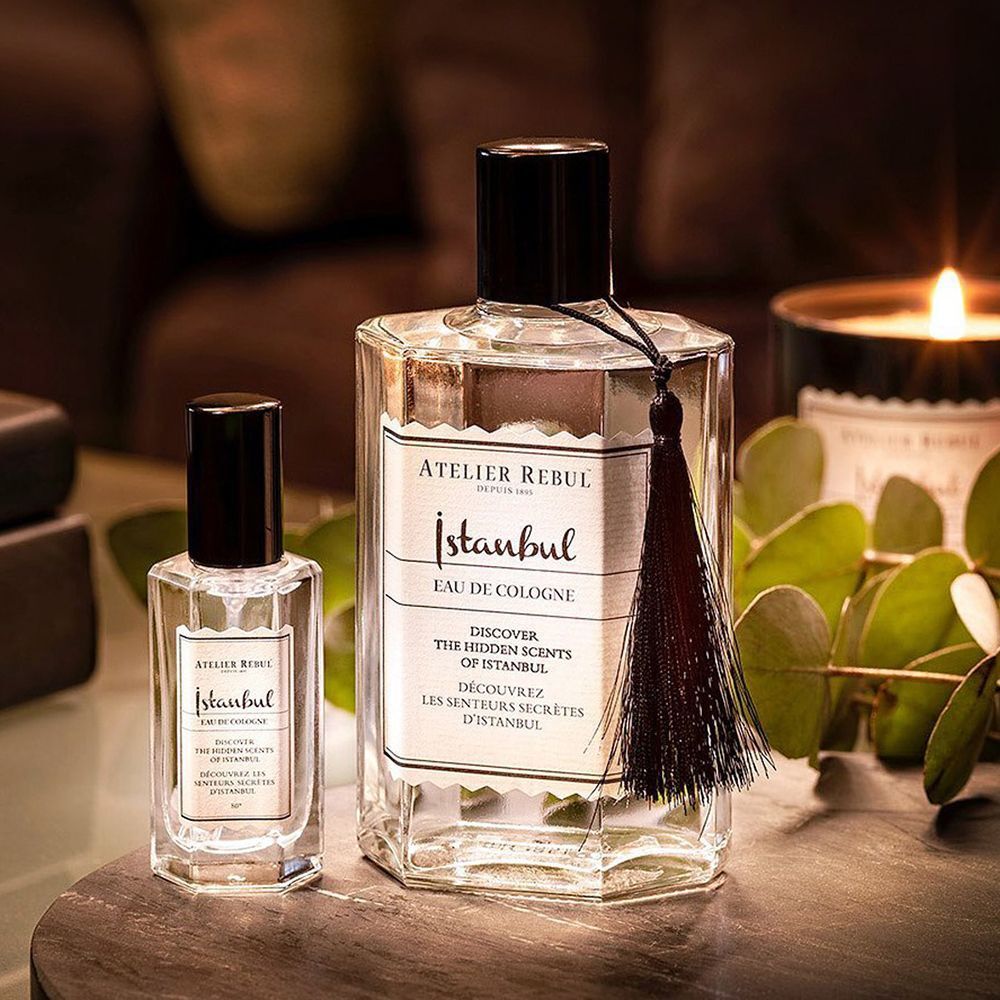 Twee ATELIER REBUL Istanbul Eau de Cologne flacons. Grote flacon met kwast, kleine flacon ernaast. Opschrift: Istanbul.