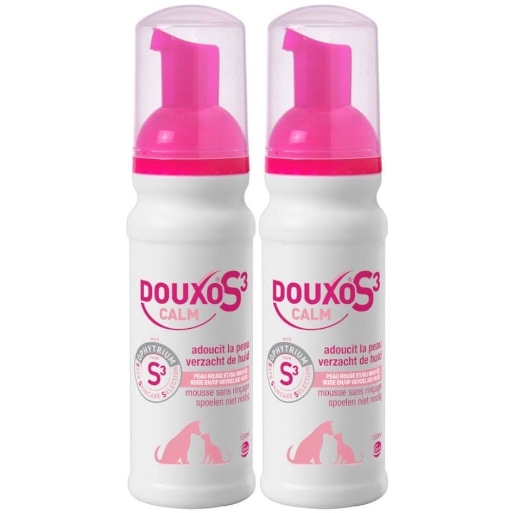 Twee witte flessen met roze pomp. Opschrift: Douxo S3 Calm. Afbeelding van honden.