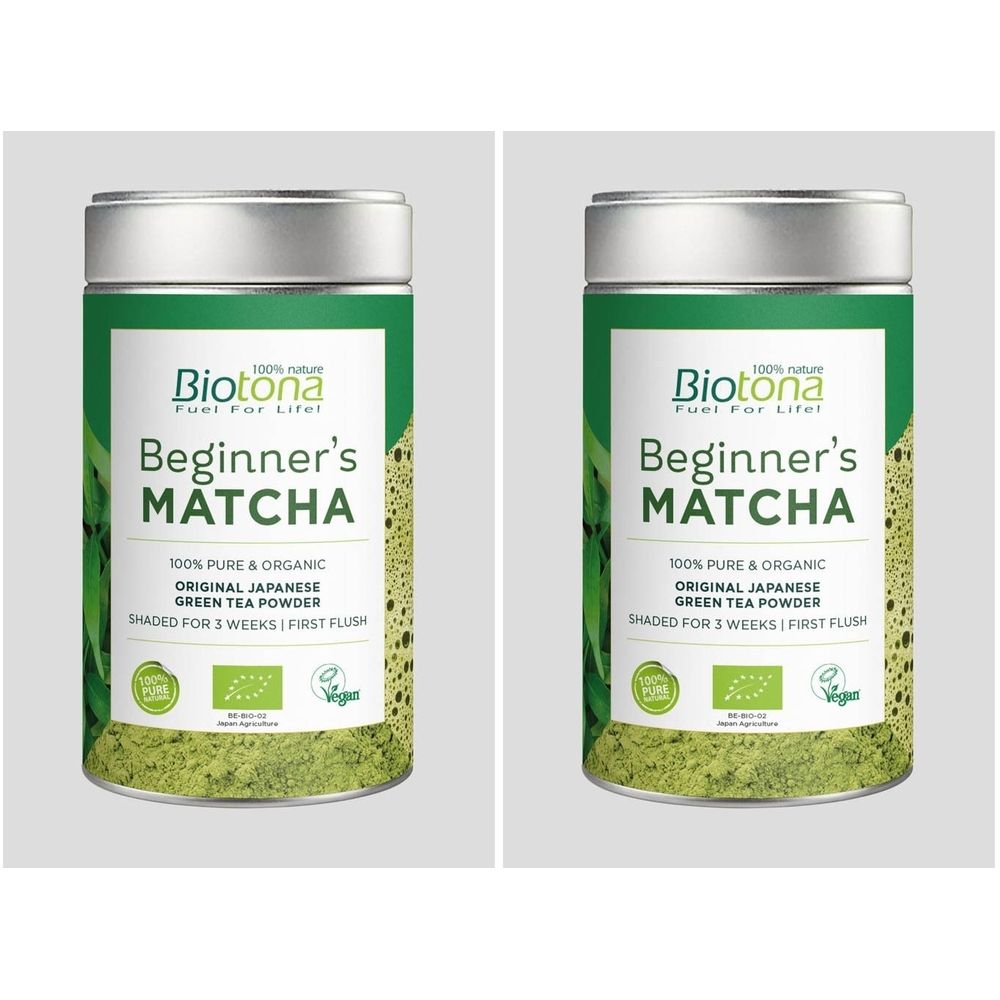 Deux boîtes de Biotona Beginner's Matcha Bio. Boîte verte avec couvercle argenté. Inscription : Beginner's Matcha, 100% Pure & Organic, Original Japanese Green Tea Powder.