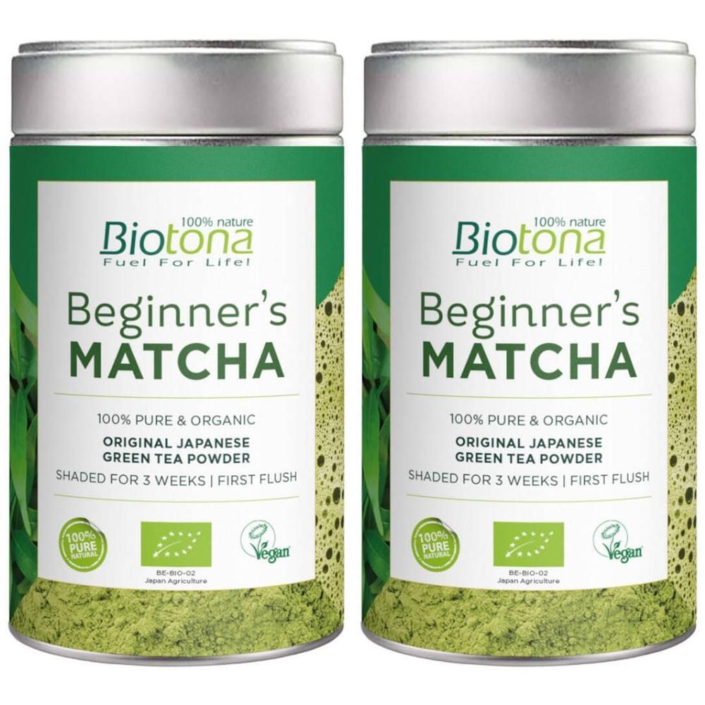 Deux boîtes vertes avec couvercles argentés. Inscription : Biotona Beginner's Matcha. Label bio et logo vegan.