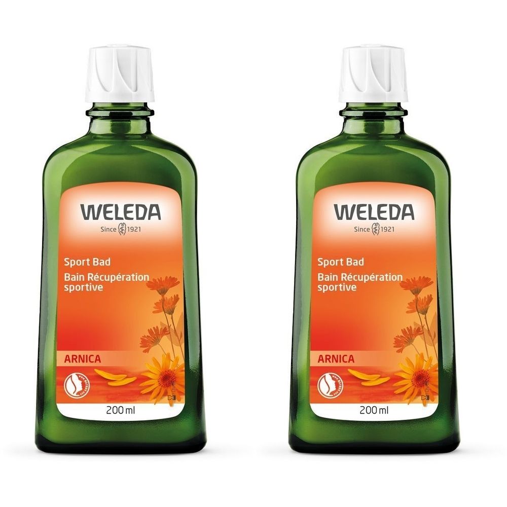 Twee groene flessen met witte dop. Op het etiket staat "WELEDA", "Sport Bad", "ARNICA" en "200 ml".