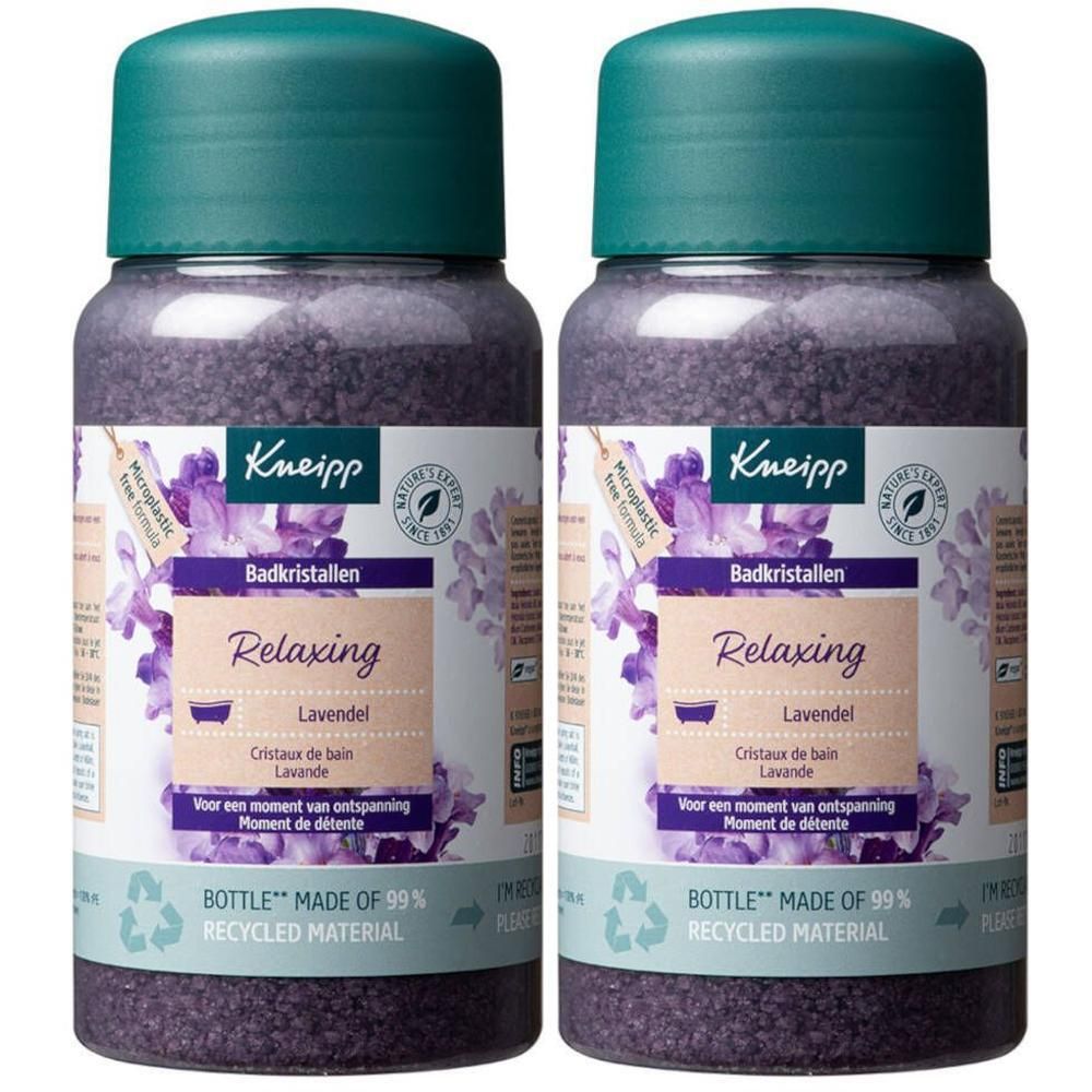 Twee flessen Kneipp® Badkristallen Relaxing Lavendel. Paarse kristallen in transparante flessen met groene deksels. Etiket met lavendelmotief.