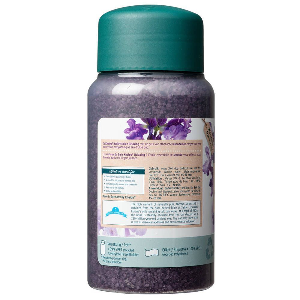Achterkant van een fles Kneipp® Badkristallen Relaxing Lavendel. Etiket met productinformatie en lavendel illustraties.