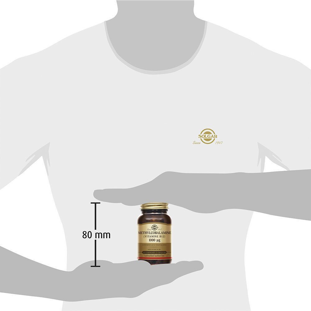 Een fles Solgar Methylcobalamine wordt door handen vastgehouden. 80 mm meting.
