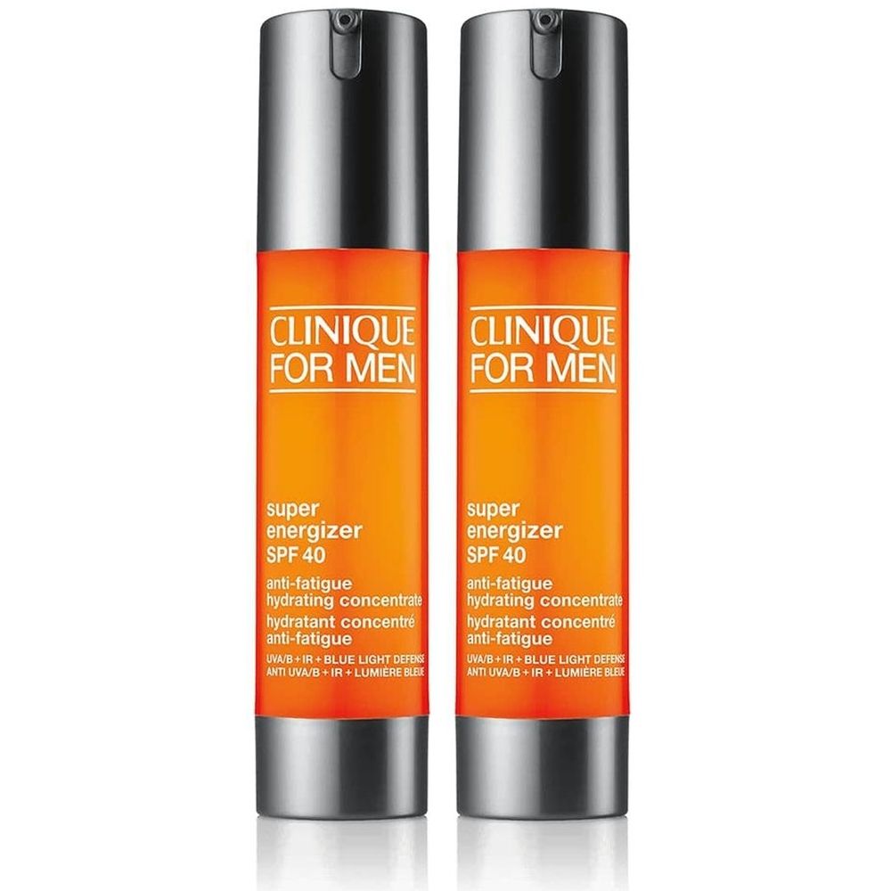 Twee flessen met zilveren doppen en oranje etiketten. De etiketten tonen "CLINIQUE FOR MEN", "Super Energizer SPF 40". 