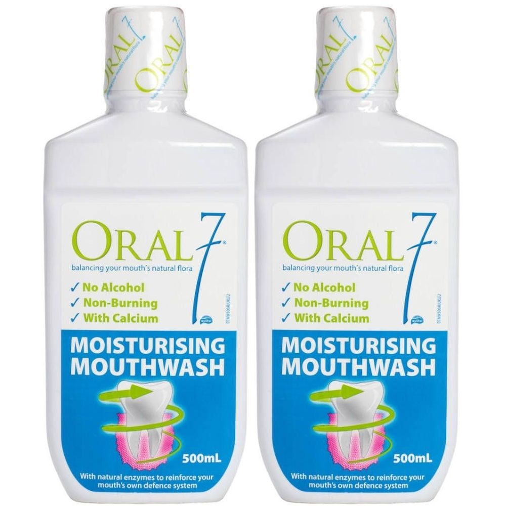 Twee flessen OralSeven mondspoeling. Witte flessen met groene en blauwe belettering. Bevat tekst: « Moisturising Mouthwash » en « 500ml ».