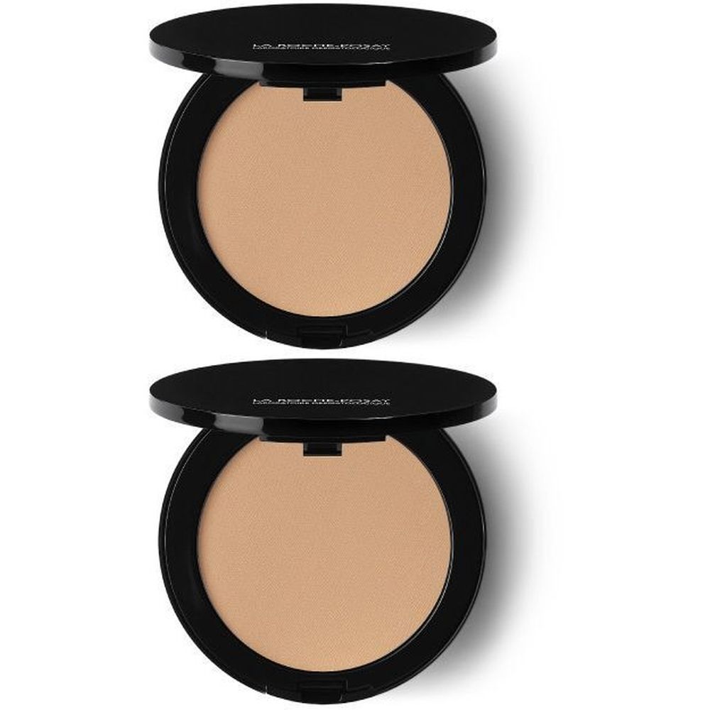 Deux poudriers compacts ronds ouverts, couvercles noirs. La poudre est beige clair. Le nom de la marque est visible sur le couvercle.