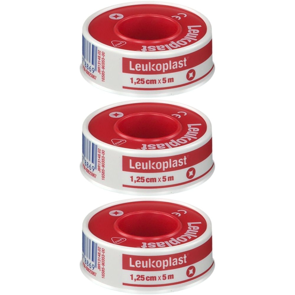 Drie rollen Leukoplast tape. Witte tape met rode kern. Opschrift: Leukoplast, 1,25 cm x 5 m. CE-markering.