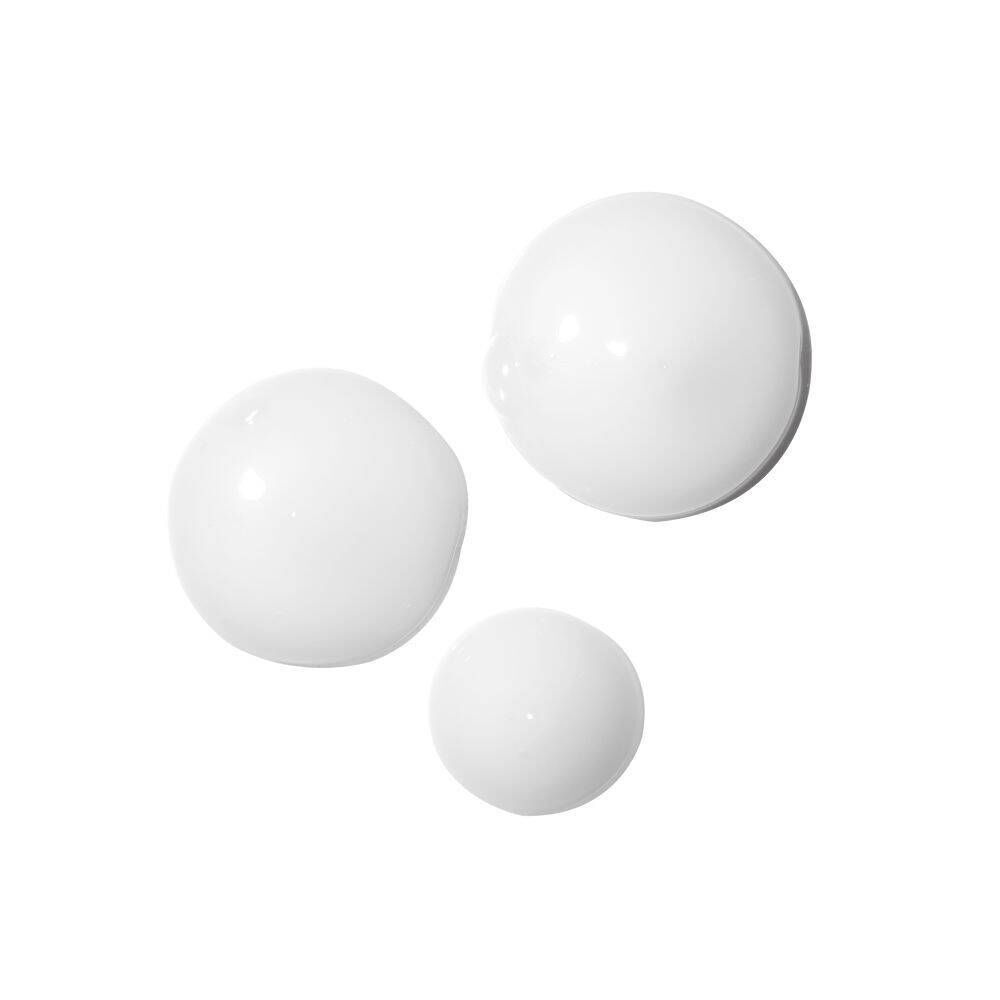 Drie witte, ronde druppels. De druppels zijn verschillend van grootte en liggen op een witte achtergrond.