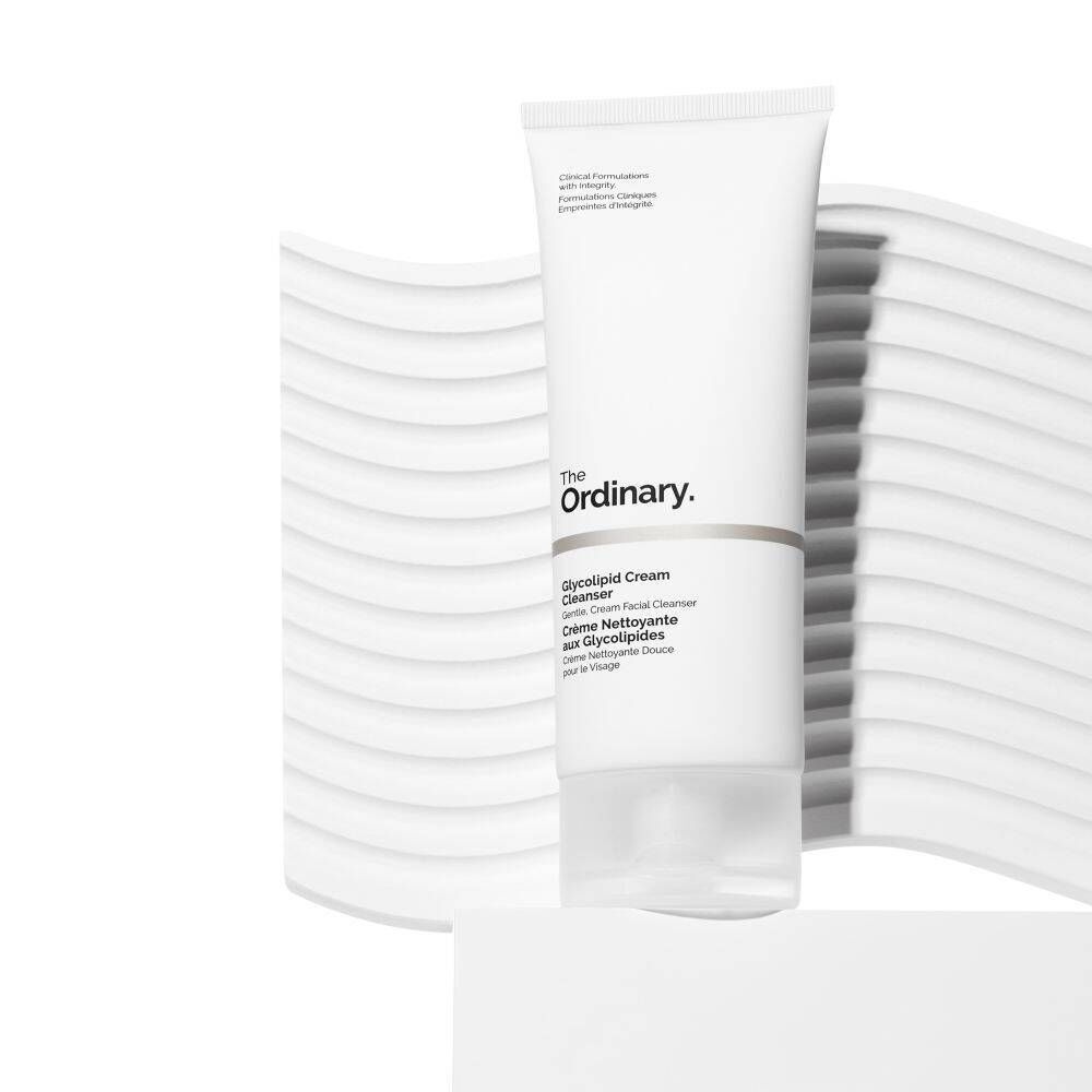 Een tube The Ordinary Glycolipid Cream Cleanser. Witte tube met zwarte tekst, op witte achtergrond.