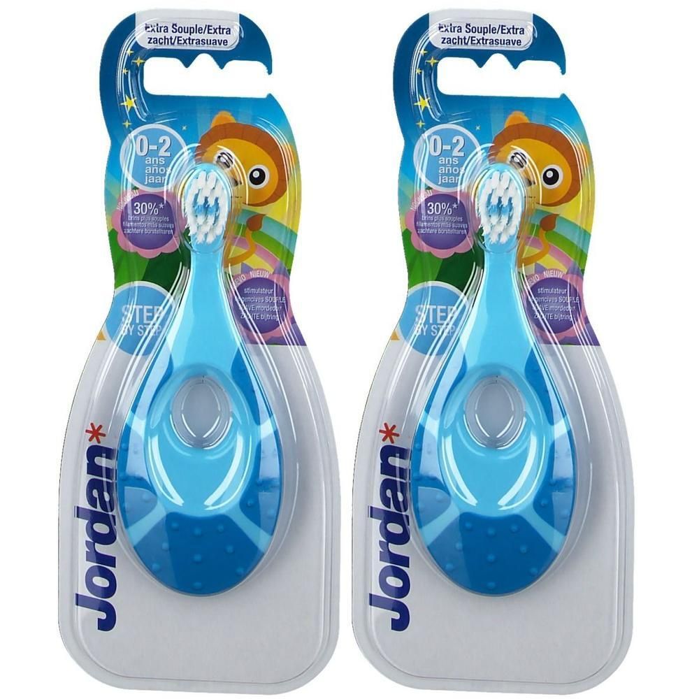 Twee blauwe tandenborstels voor kinderen, verpakt. Handvat met Jordan-logo. 0-2 jaar.