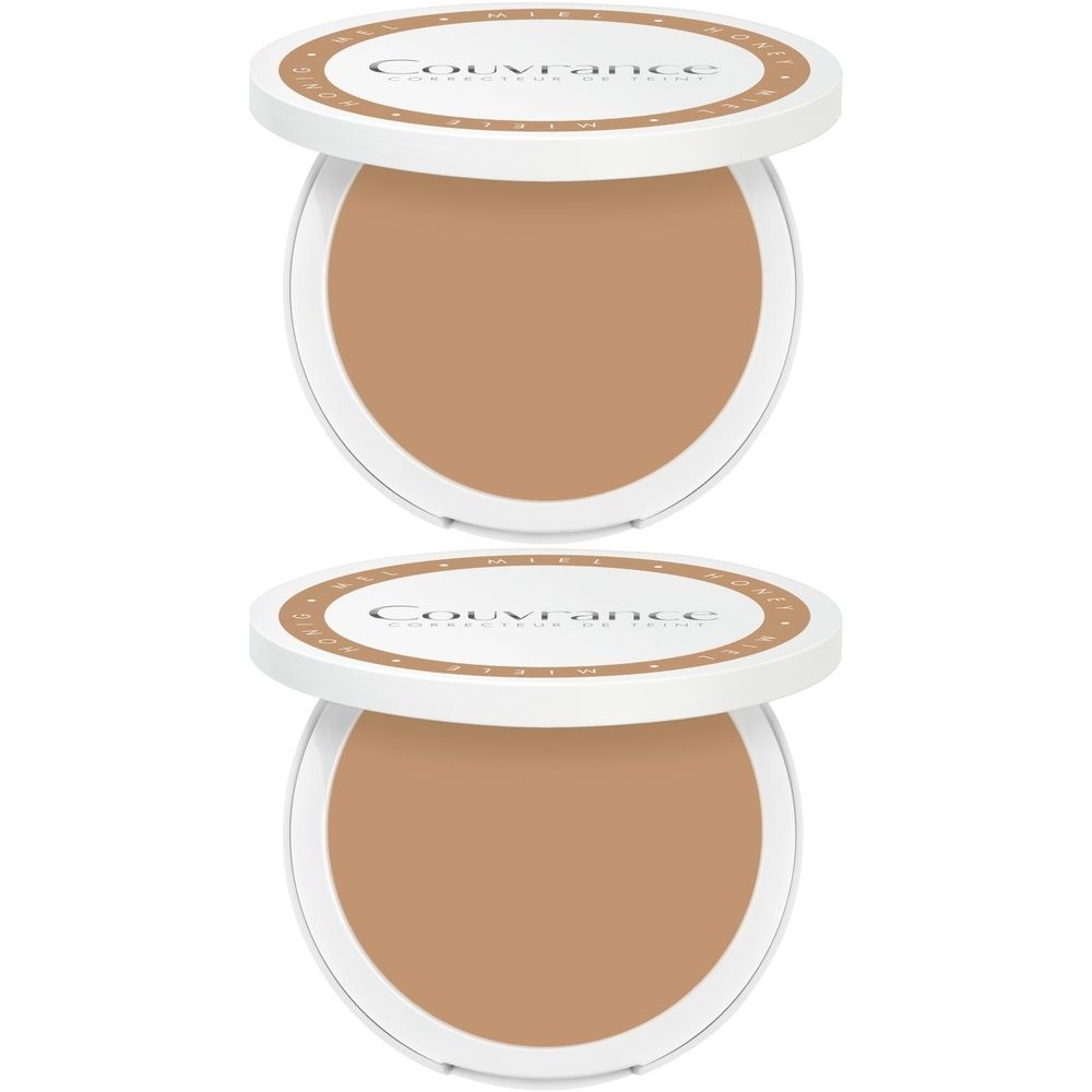 Twee ronde, geopende compacte foundations. Deksel met opschrift Couvrance. Beige-bruine kleur.