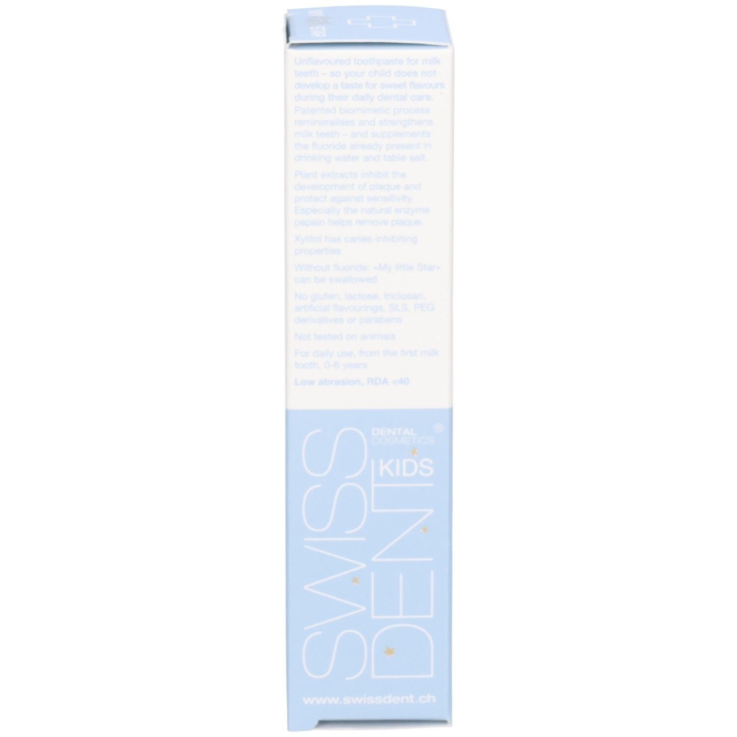 Boîte de dentifrice, vue latérale. Texte multilingue. Couleurs bleu et blanc. Informations sur le produit.
