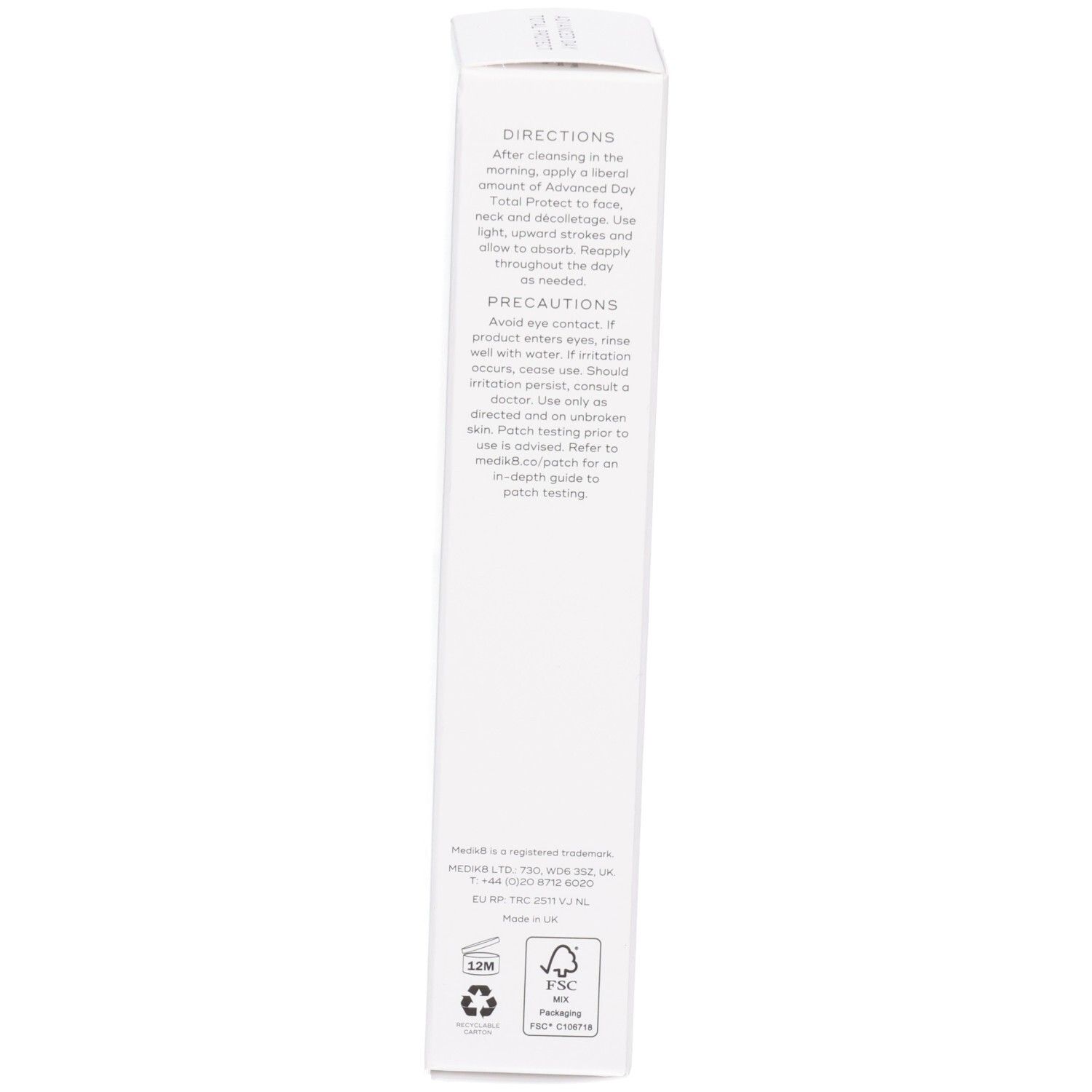 Zijkant van de Medik8 Advanced Day Total Protect doos met instructies en milieulabels.