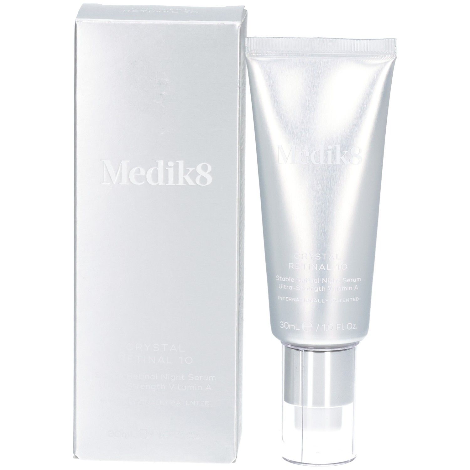 Tube de sérum Medik8 Crystal Retinal 10 à côté de son emballage argenté.