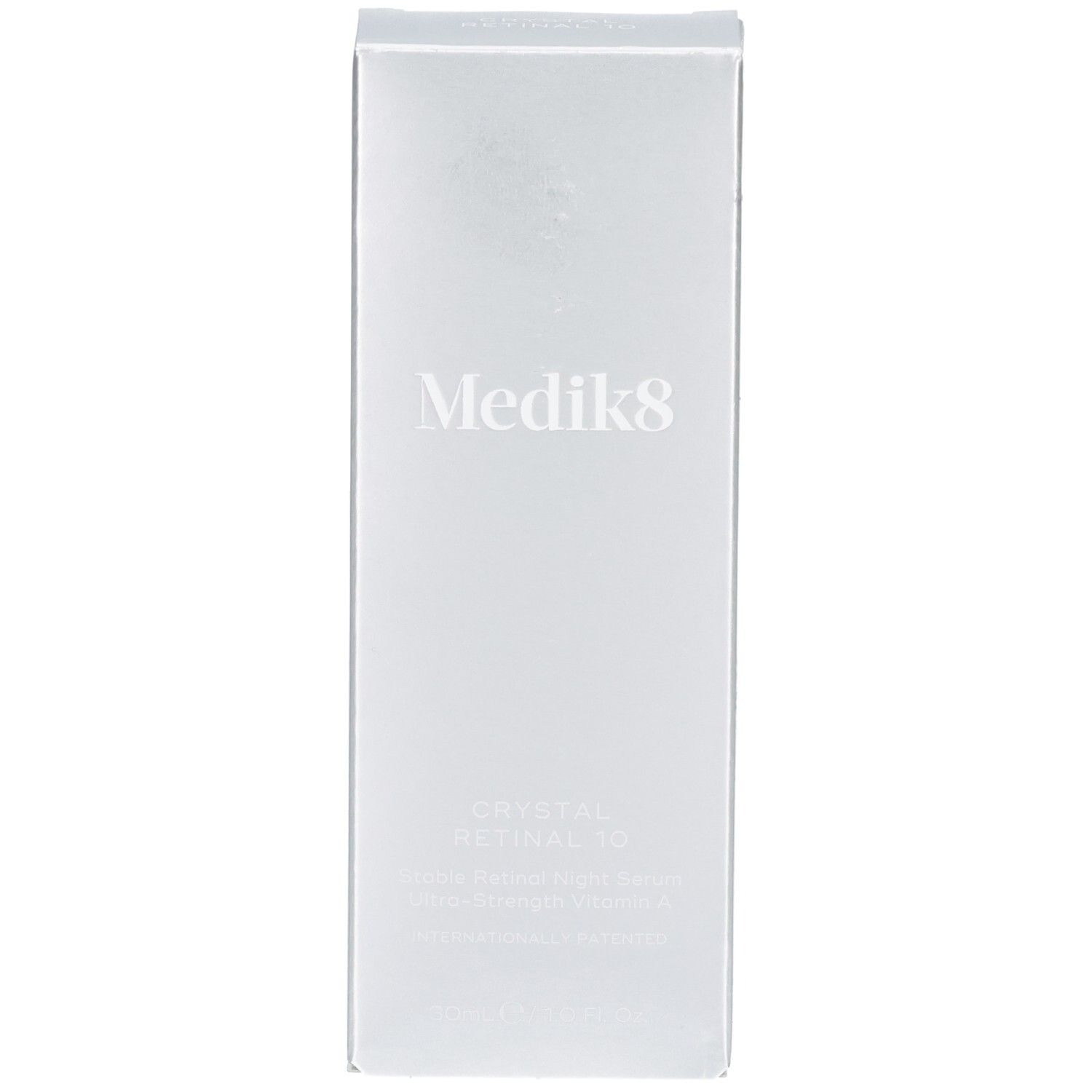 Emballage argenté du sérum Medik8 Crystal Retinal 10 avec informations produit.