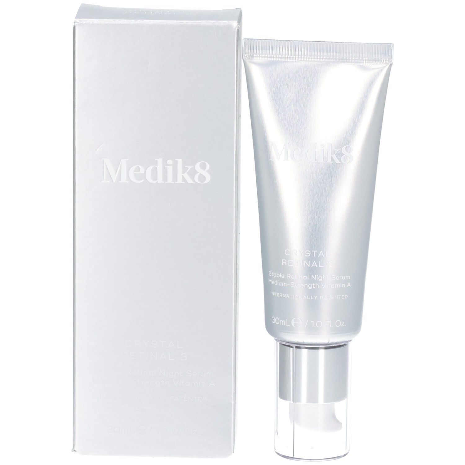Tube de sérum Medik8 Crystal Retinol 3 à côté de sa boîte argentée.