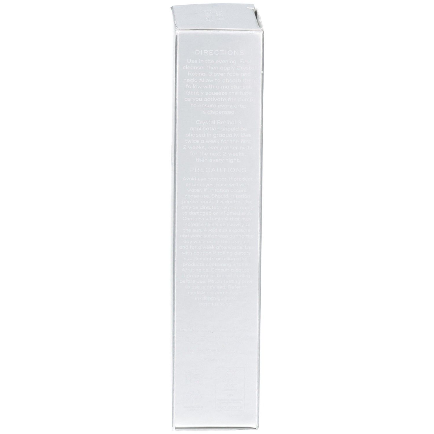 Côté de la boîte de sérum Medik8 Crystal Retinol 3 avec instructions.