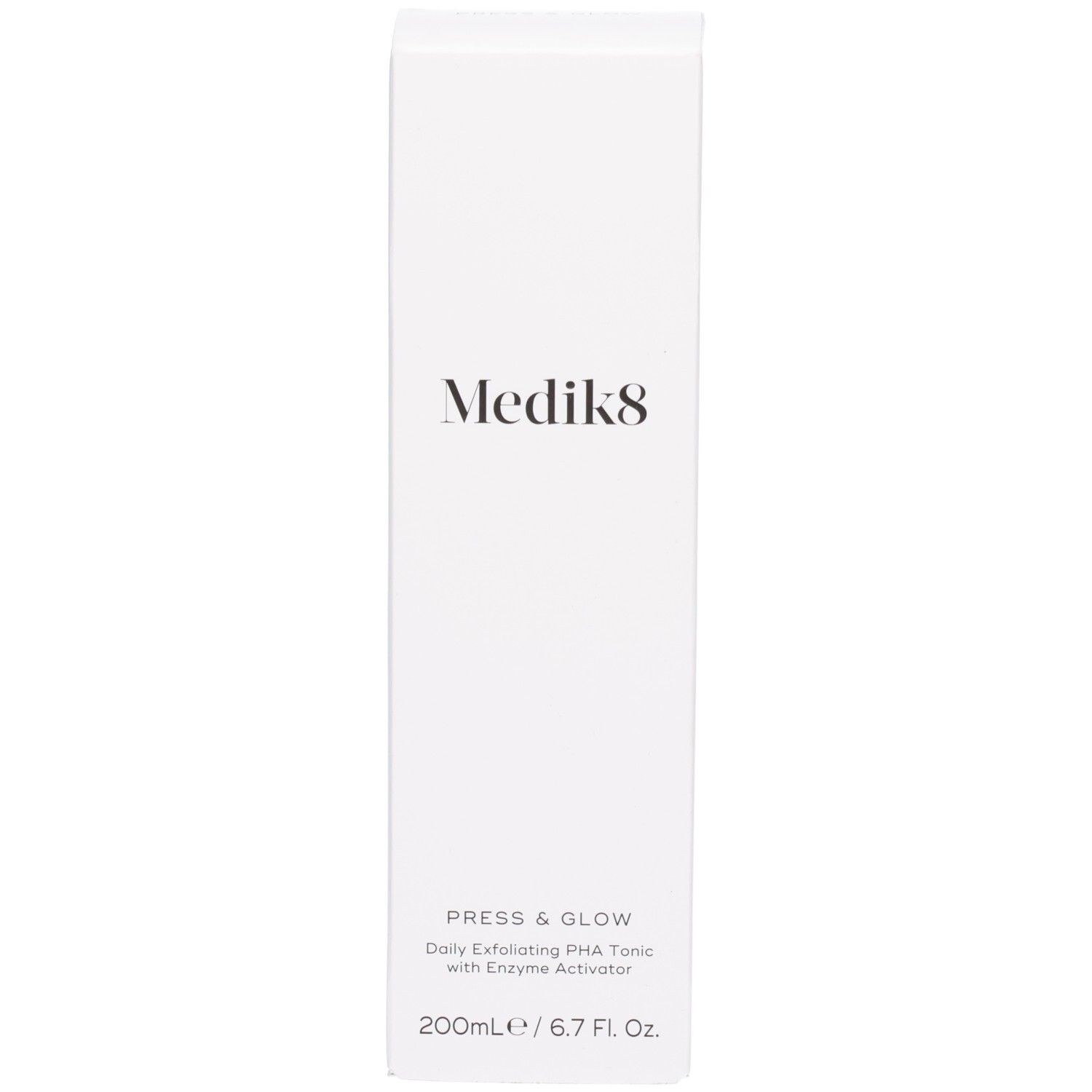 Boîte d'emballage pour Medik8 Press & Glow Toner avec informations sur le produit et logo de la marque.