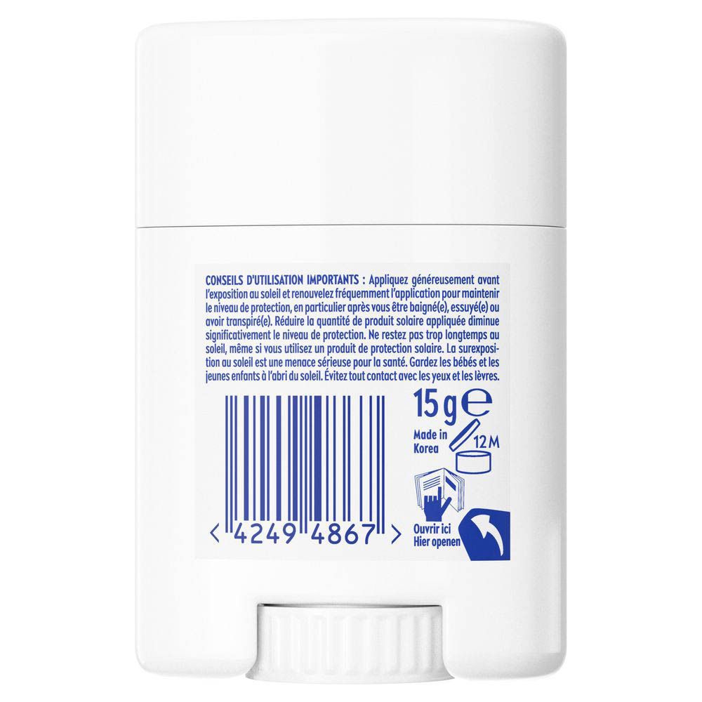 Achterkant van de witte UV-stick. Tekst: Gebruiksaanwijzing, 15g, barcode, Gemaakt in Korea.