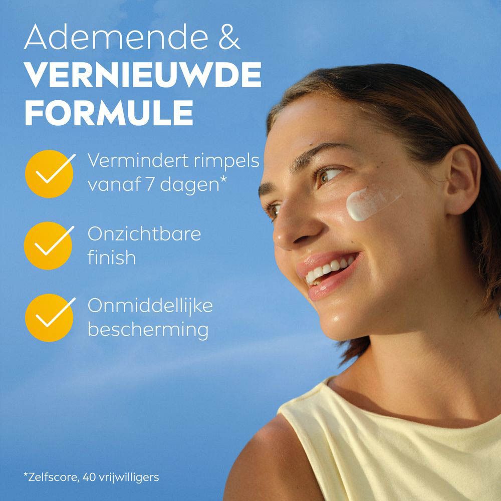 Vrouw met zonnecrème op het gezicht. Tekst: 3X ANTI-AGE POWER. 3 gele vinkjes.