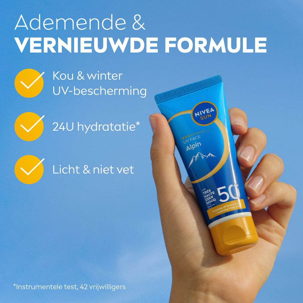 Blauwe doos met Nivea Sun Alpin crème, SPF 50. Tekst in het Duits en Nederlands. Nieuwe formule.