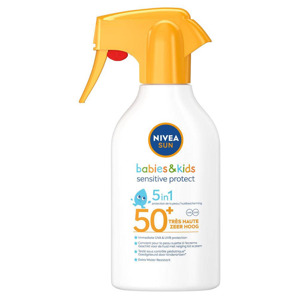 Witte fles met gele spraykop. Opschrift: NIVEA SUN babies & kids sensitive protect 50+.