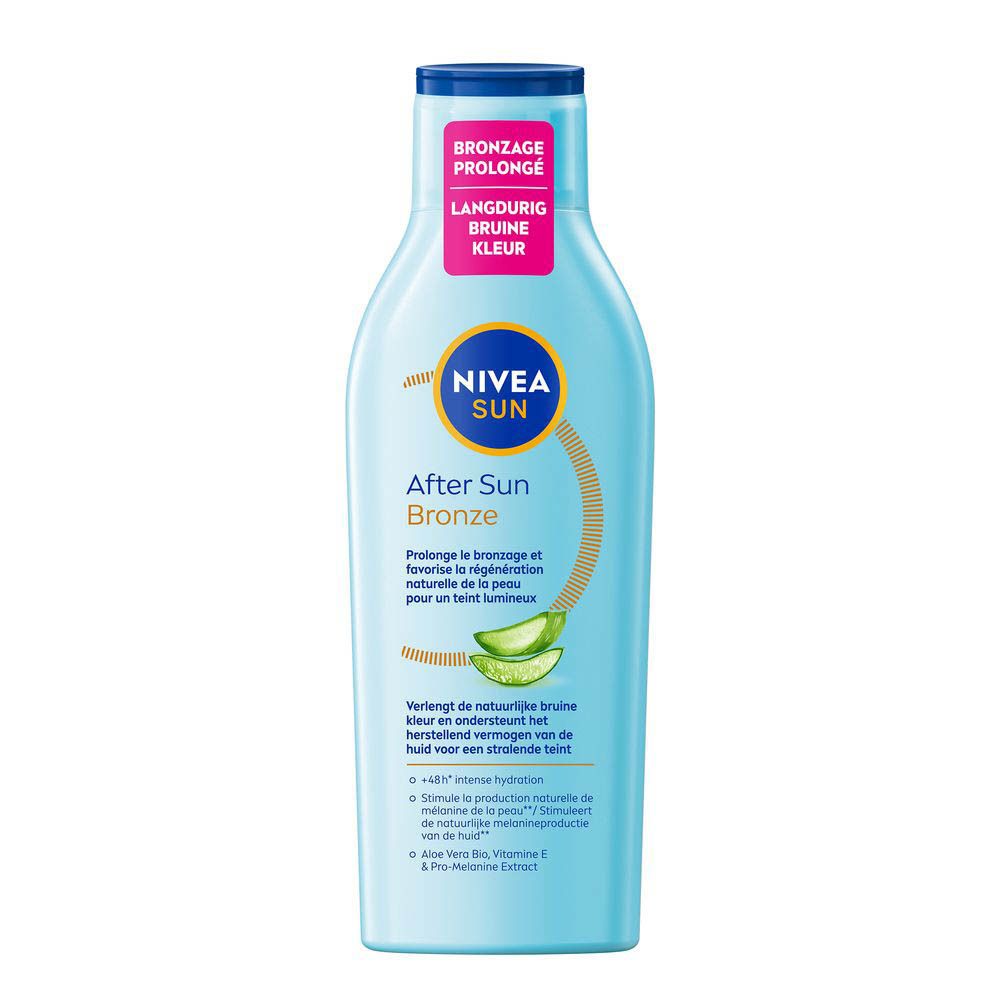 Lichtblauwe fles Nivea After Sun Bronze. Meertalig etiket. Blauwe dop.