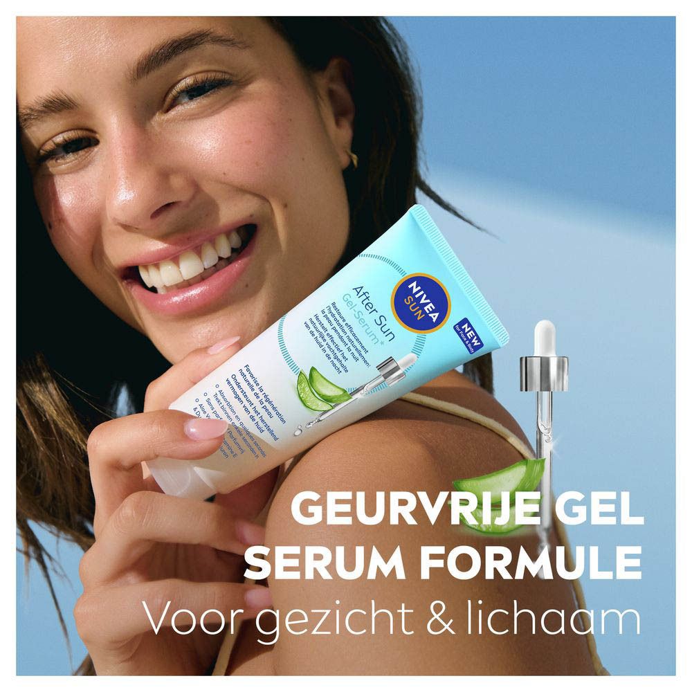 Vrouw houdt een tube NIVEA SUN After Sun Gel-Serum vast. Tekst: GEURVRIJE GEL SERUM FORMULE, Voor gezicht & lichaam.