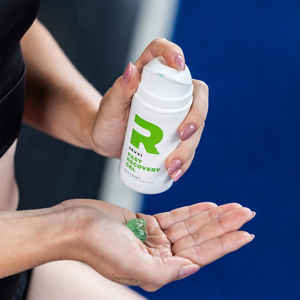Femme tenant un flacon blanc et du gel dans sa main. Nom du produit : Fast Recovery Gel. Gel vert.