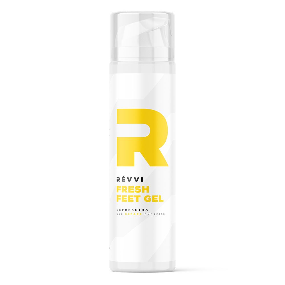 Witte dispenser met gele "R" en productnaam. Tekst: RÉVVI FRESH FEET GEL. Verfrissend voor sporters. Transparante dop.