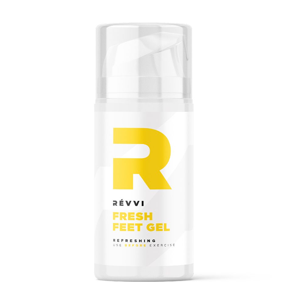 RÉVVI Fresh Feet Gel. Witte fles met gele 'R' en productnaam. Transparante dop. Tekst: Refreshing, Use before exercise.