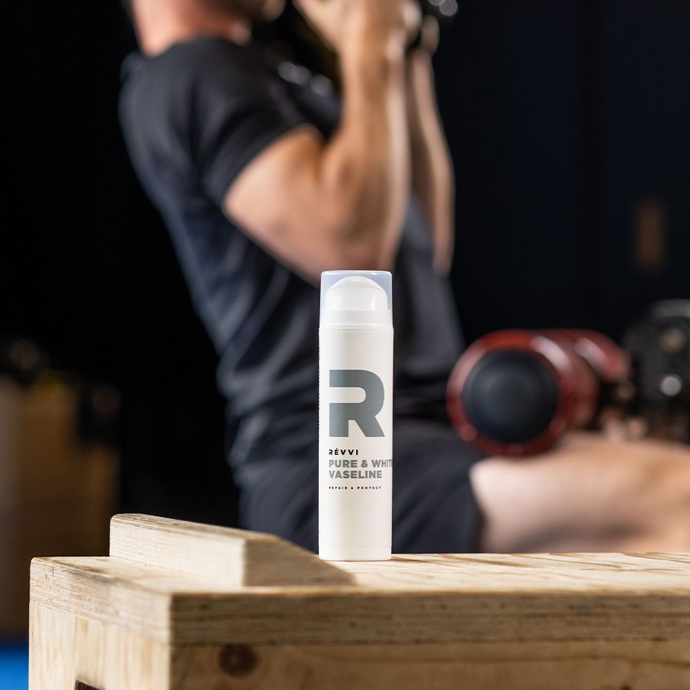 RÉVVI Pure & White Vaseline. Flacon blanc avec pompe. Inscription grise et grand 'R'.