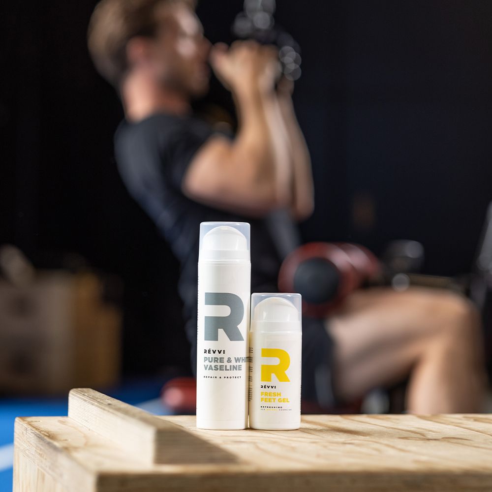 RÉVVI Pure & White Vaseline. Fles en persoon op de achtergrond aan het trainen.