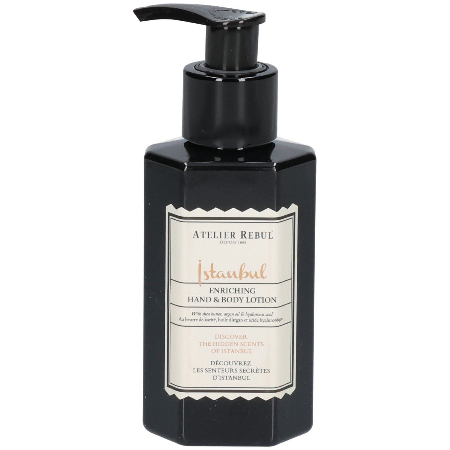 Zwarte fles met pomp. Label met tekst: Atelier Rebul Istanbul, Hand & Body Lotion. Gouden tekst.