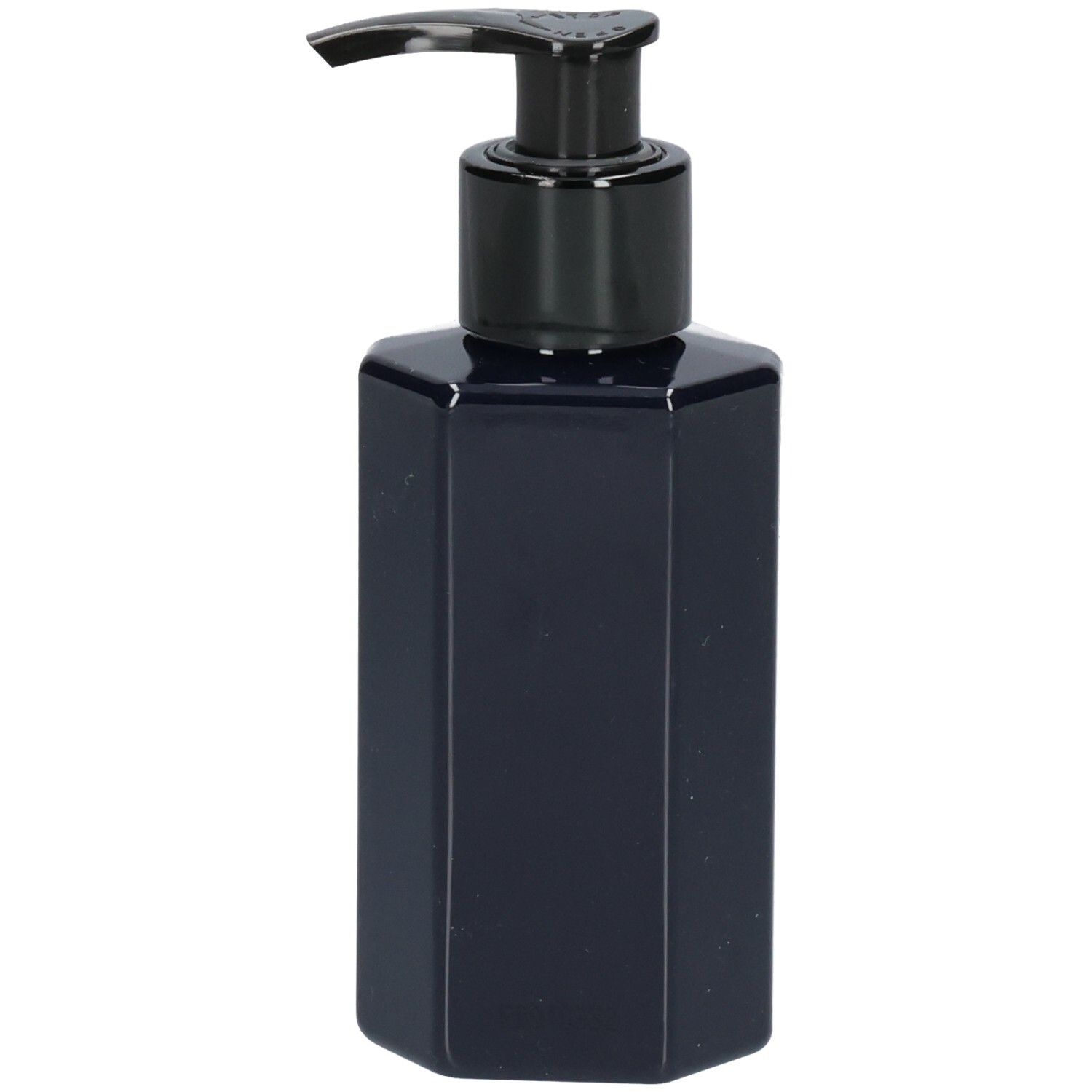 Donkerblauwe, zeshoekige zeepfles met zwarte pomp. Geen andere labels zichtbaar.