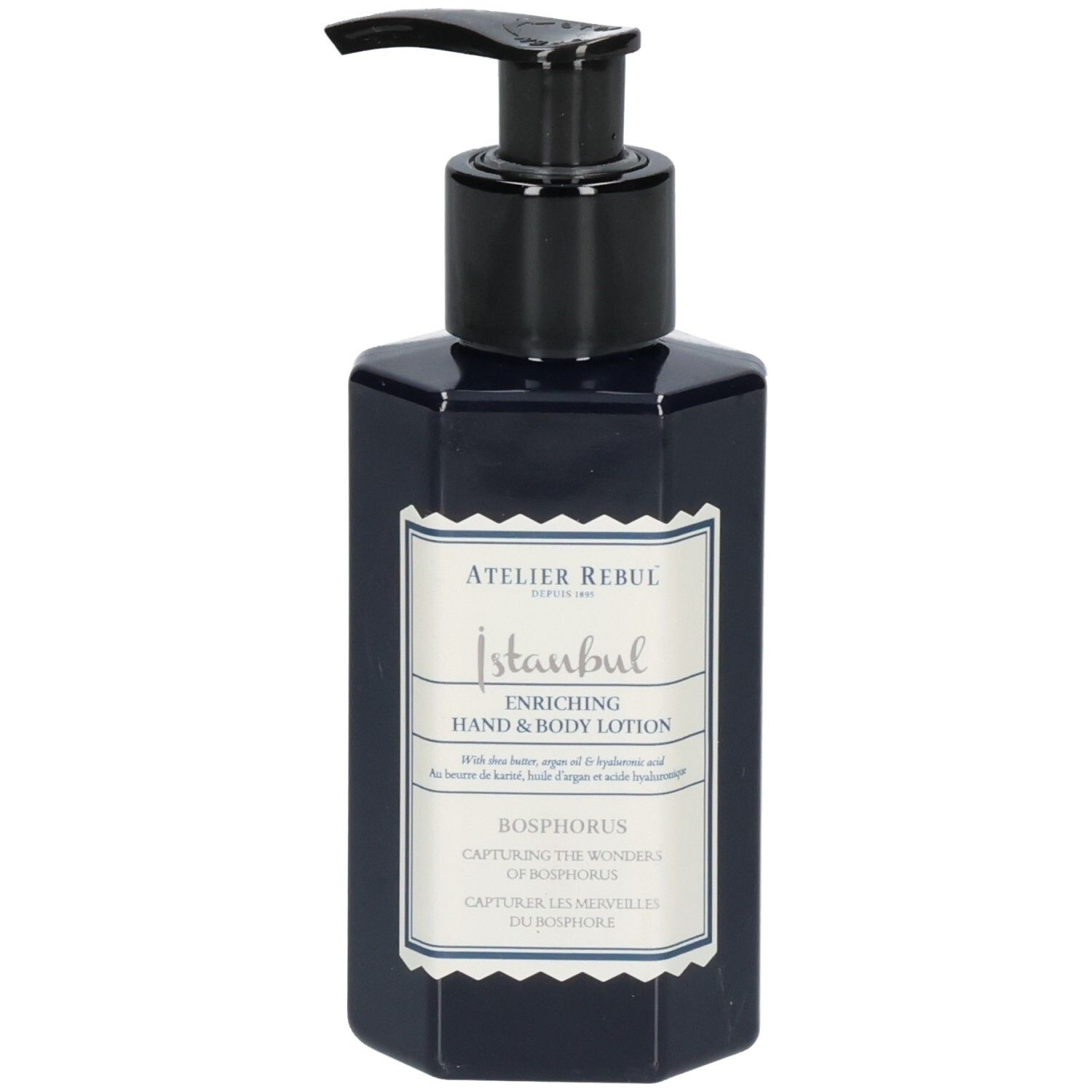 Donkerblauwe achthoekige fles met zwarte pompdos. Etiket met "Atelier Rebul Istanbul Bosphorus Enriching Hand & Body Lotion".