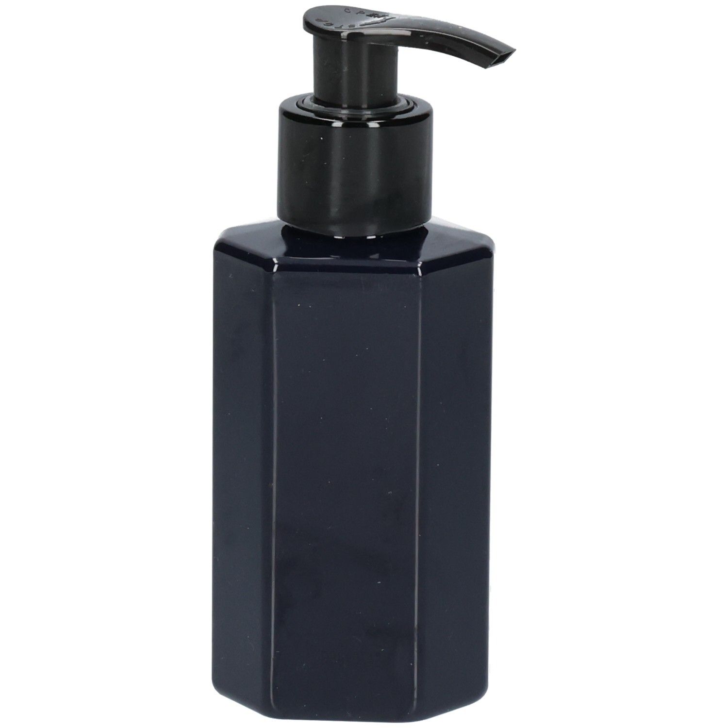 Achterkant van een donkerblauwe achthoekige fles met zwarte pompdos.
