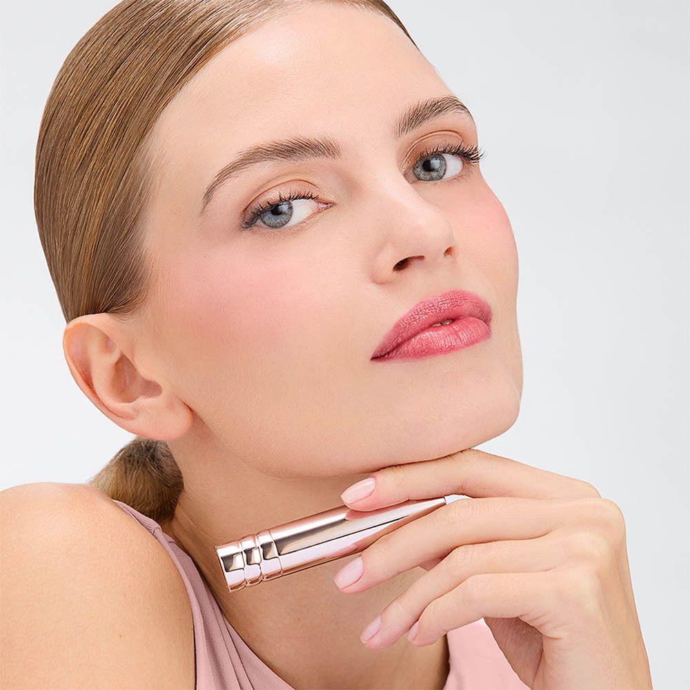 Vrouw met Collistar Puro Gioiello lippenstift, model houdt lippenstift vast.