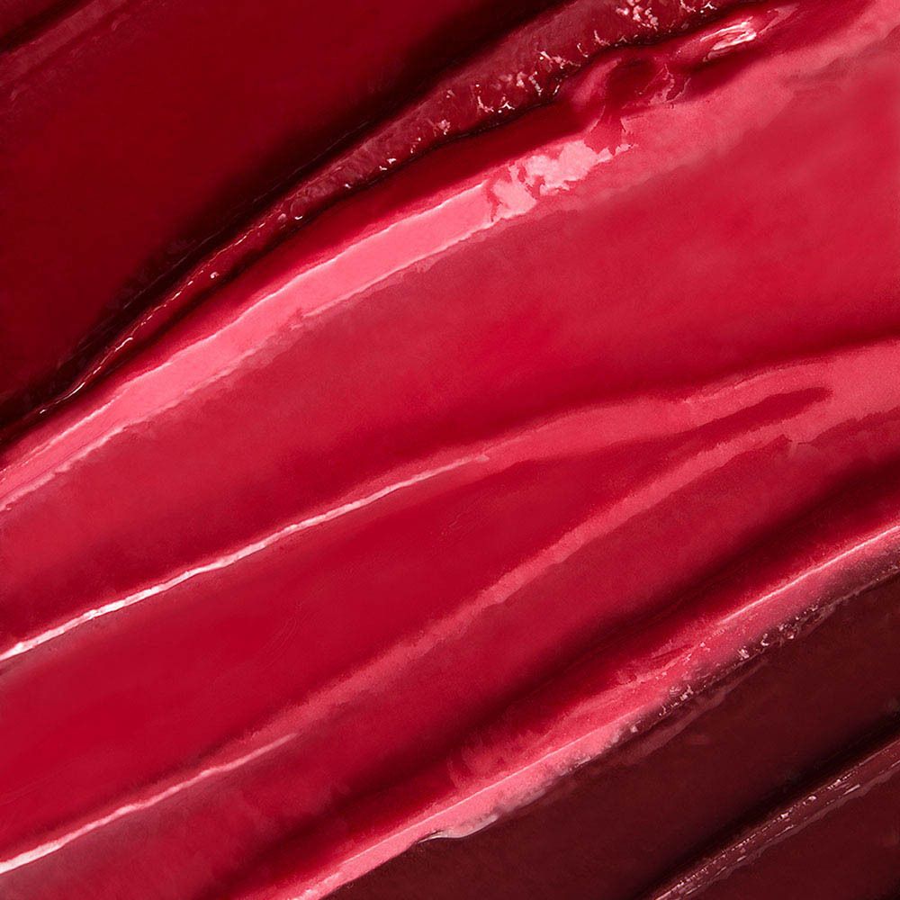 Close-up van de textuur van Collistar Puro Gioiello lippenstift, rood.