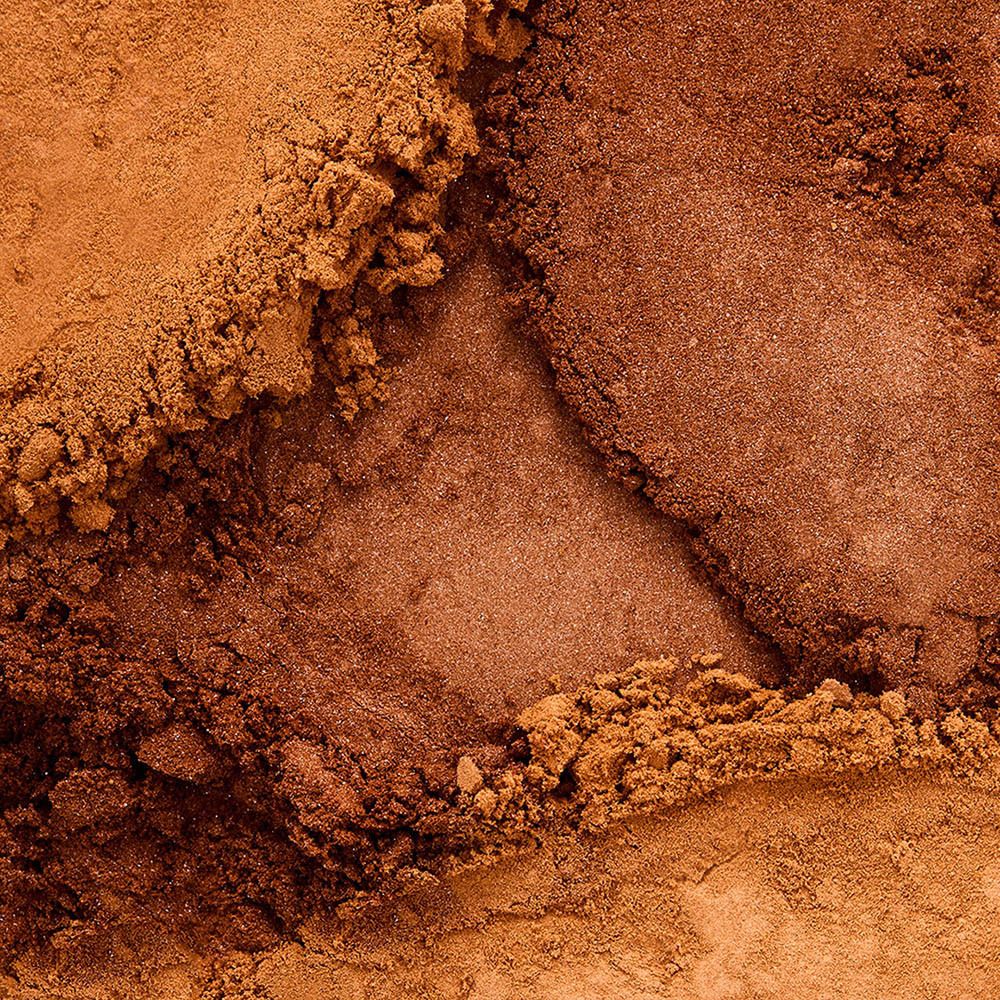 Close-up van bronzer. Verschillende tinten. Bruine kleuren. Textuur. Poeder.