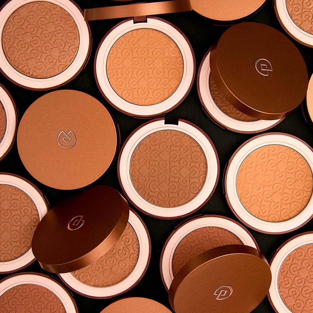 Meerdere bronzers. Bruine bronzers, ronde vorm. Geopend en gesloten. Collistar-logo.