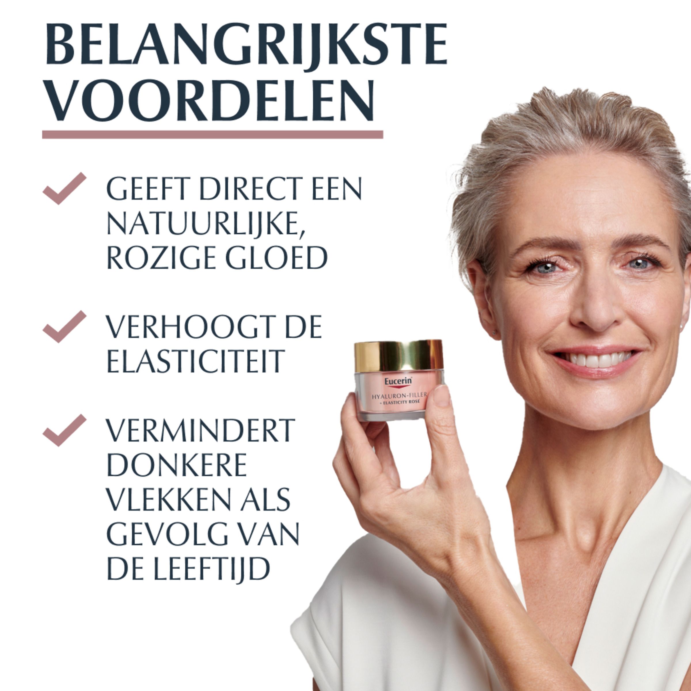 Vrouw houdt Eucerin Hyaluron-Filler + Elasticity Dagcrème Rosé SPF 30 vast. Belangrijkste voordelen: roze gloed, elasticiteit, vermindert donkere vlekken.