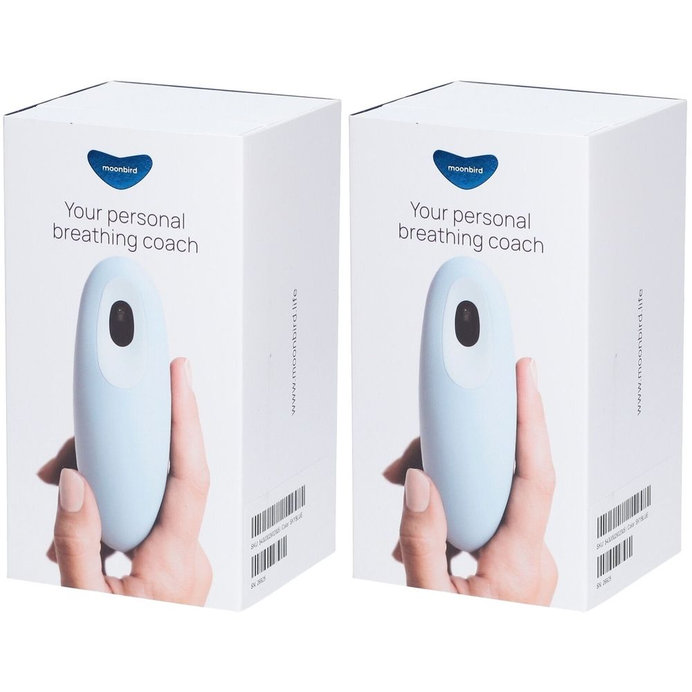 Twee witte dozen. Op elk staat een lichtblauw apparaat afgebeeld, vastgehouden in een hand. Tekst: Your personal breathing coach.