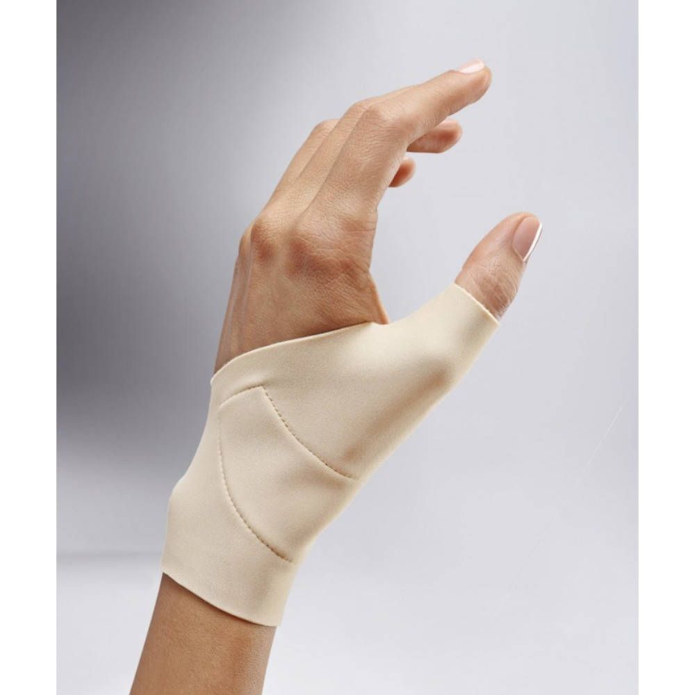 Beige orthese voor de linkerduim. Toont de hand met de orthese. Zacht materiaal, bedekt duim en pols.