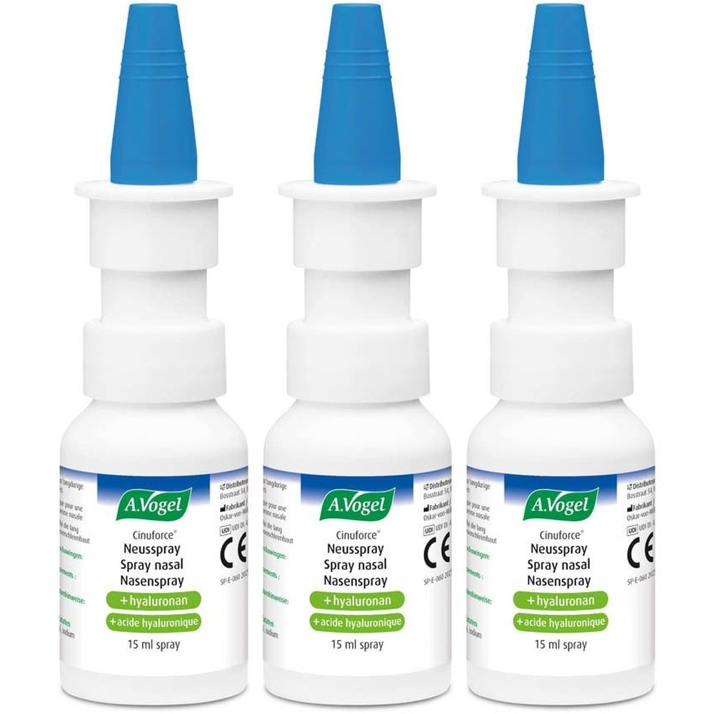 Drie witte sprayflacons met blauwe doppen. Opschrift: A. Vogel Cinuforce Neusspray, Hyaluronan, 15 ml.