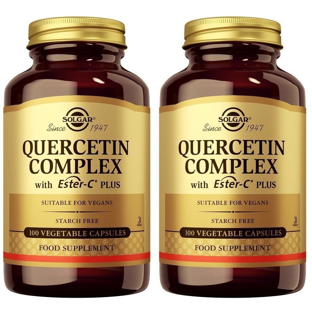 Twee flessen met gouden doppen en etiketten. Op de etiketten staat "Solgar Quercetin Complex" en "100 Vegetable Capsules".